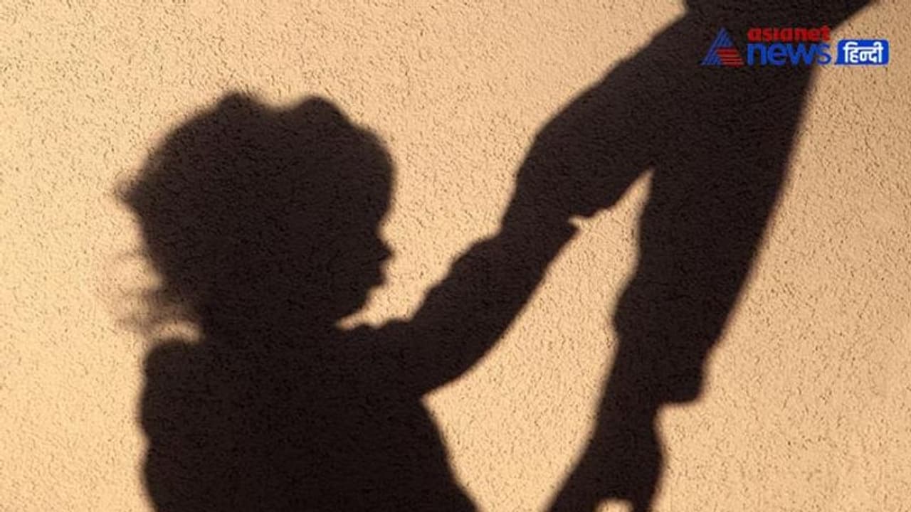 അച്ഛൻ വായ്പ വാങ്ങിയ 60000 രൂപ തിരികെ നൽകാൻ വൈകി, 7 വയസുള്ള മകളെ 3 ലക്ഷം രൂപയ്ക്ക് വിറ്റ് പണം നൽകിയവർ അച്ഛൻ വായ്പ വാങ്ങിയ 60000 രൂപ തിരികെ നൽകാൻ വൈകി, 7 വയസുള്ള മകളെ 3 ലക്ഷം രൂപയ്ക്ക് വിറ്റ് പണം നൽകിയവർ