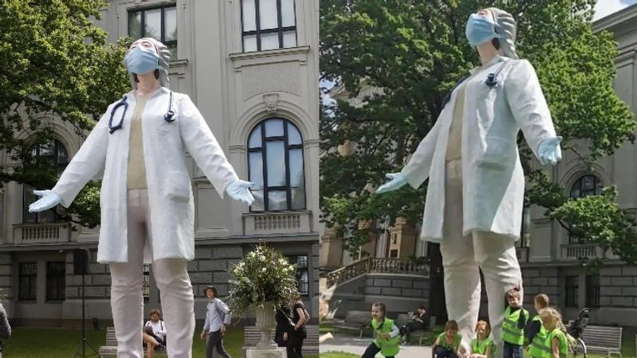 20 അടി ഉയരം, മാസ്കും സ്റ്റെതസ്കോപ്പും; ആരോഗ്യ പ്രവർത്തകരോടുള്ള ആദരസൂചകമായി പ്രതിമ നിർമ്മിച്ച് ഒരു രാജ്യം 20 അടി ഉയരം, മാസ്കും സ്റ്റെതസ്കോപ്പും; ആരോഗ്യ പ്രവർത്തകരോടുള്ള ആദരസൂചകമായി പ്രതിമ നിർമ്മിച്ച് ഒരു രാജ്യം