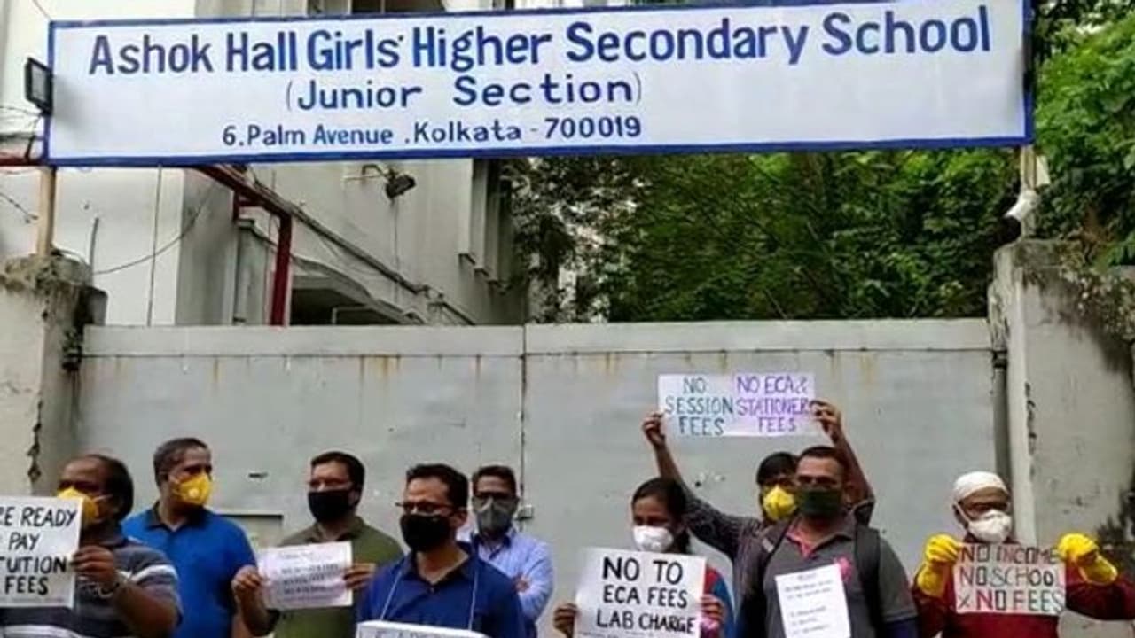৫০ শতাংশ ফি কমানোর দাবিতে বিক্ষোভ, প্রতিবাদে সামিল অশোক হল গার্লস স্কুলের অভিভাবকরাও ৫০ শতাংশ ফি কমানোর দাবিতে বিক্ষোভ, প্রতিবাদে সামিল অশোক হল গার্লস স্কুলের অভিভাবকরাও