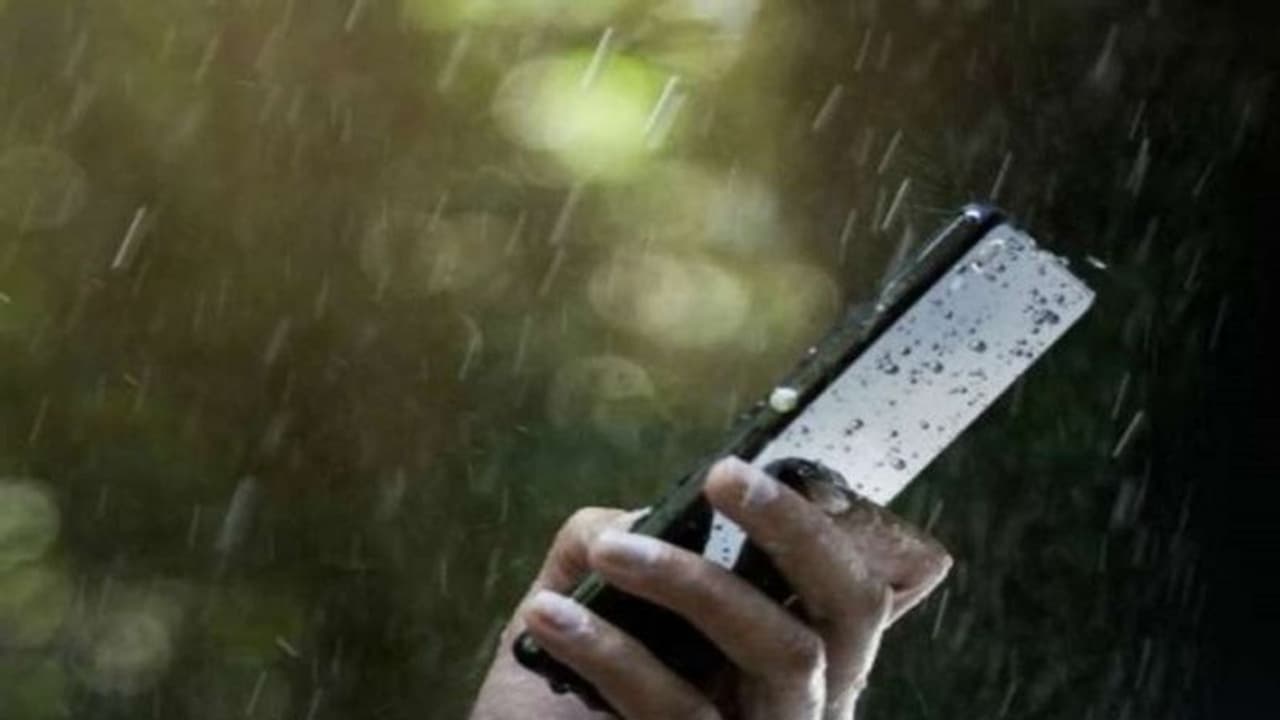 వర్షంలో మీ స్మార్ట్ ఫోన్ తడిసిందా..? అయితే వెంటనే ఇలా చేయండి! వర్షంలో మీ స్మార్ట్ ఫోన్ తడిసిందా..? అయితే వెంటనే ఇలా చేయండి!