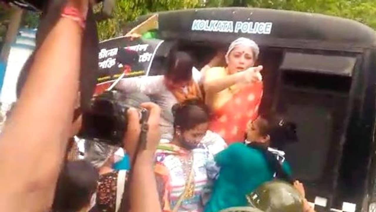 ভারত বিরোধী কথা বলছে 'গণশক্তি', প্রতিবাদে রাস্তায় বিজেপির মহিলারা ভারত বিরোধী কথা বলছে 'গণশক্তি', প্রতিবাদে রাস্তায় বিজেপির মহিলারা