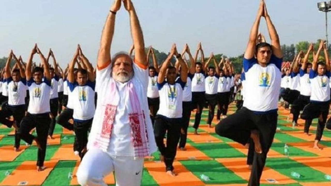 अंतरराष्ट्रीय योग दिवसः पीएम मोदी इस उम्र में भी कैसे रहते हैं चुस्त दुरुस्त, जानिए उनकी सेहत का राज अंतरराष्ट्रीय योग दिवसः पीएम मोदी इस उम्र में भी कैसे रहते हैं चुस्त दुरुस्त, जानिए उनकी सेहत का राज
