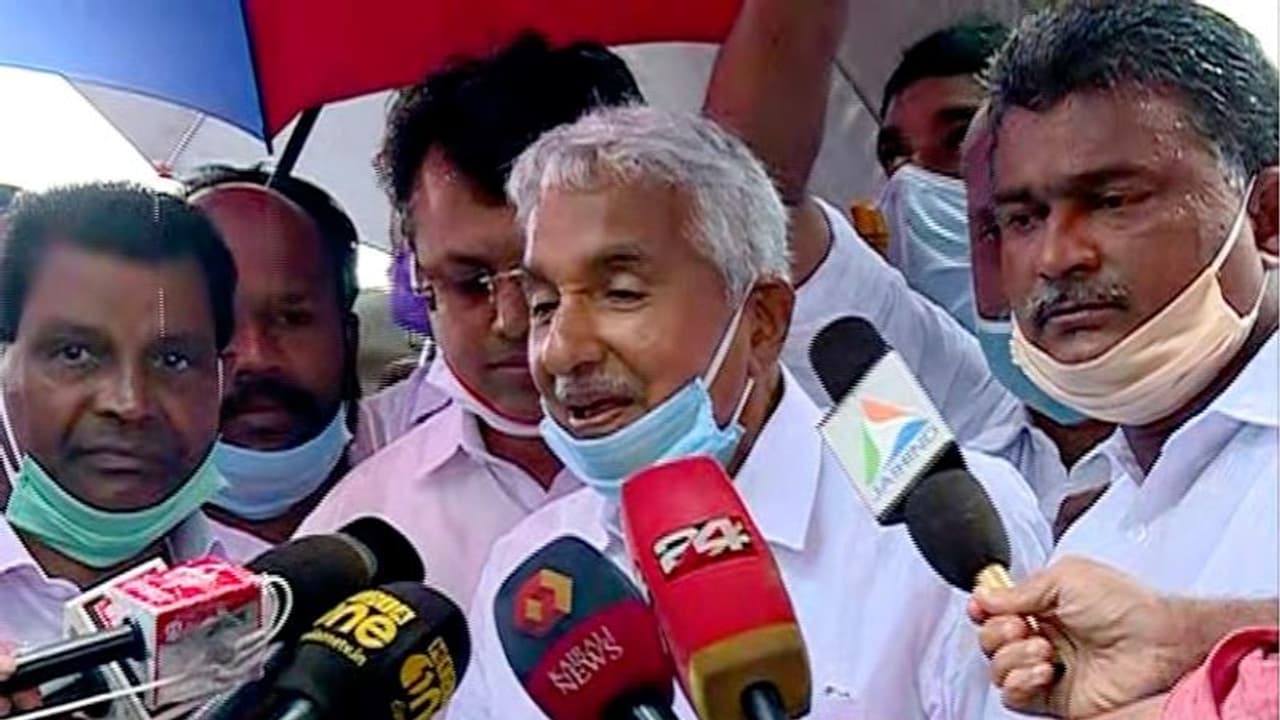 'കോണ്‍ഗ്രസിനെ ദുര്‍ബലപ്പെടുത്താമെന്ന് കരുതേണ്ട'; കൂടുതല്‍ പ്രതികരണവുമായി ഉമ്മന്‍ചാണ്ടി