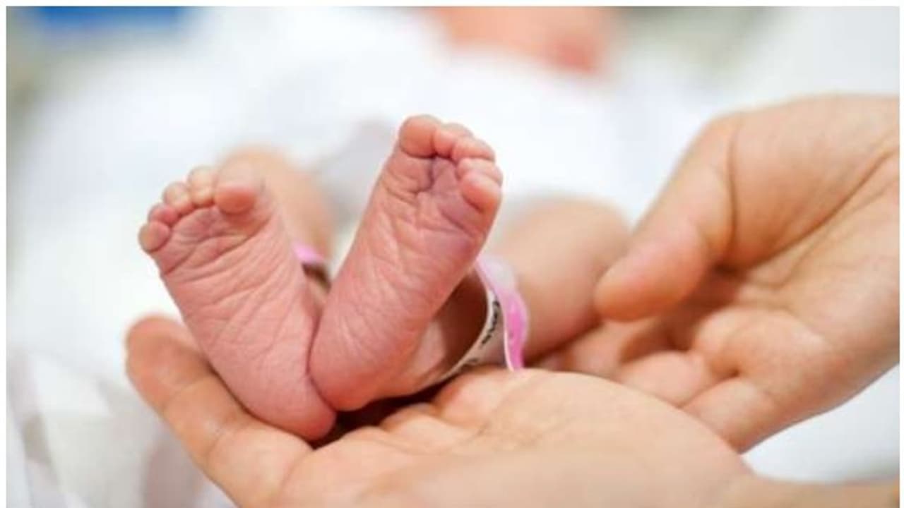 കൊവിഡ് ബാധിച്ച് ചികിത്സയിലായിരുന്ന യുവതി പെൺക്കുഞ്ഞിന് ജന്മം നൽകി കൊവിഡ് ബാധിച്ച് ചികിത്സയിലായിരുന്ന യുവതി പെൺക്കുഞ്ഞിന് ജന്മം നൽകി