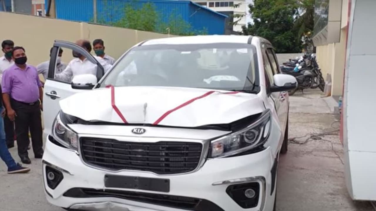 ಹೊಸ ಕಾರಿನ ಕೀ ಪಡೆದ ಮರುಕ್ಷಣದಲ್ಲೇ ಶೋ ರೂಂ ಗೋಡೆಗೆ ಡಿಕ್ಕಿ, ಮಾಲೀಕನ ಕನಸು ಪುಡಿ ಪುಡಿ!