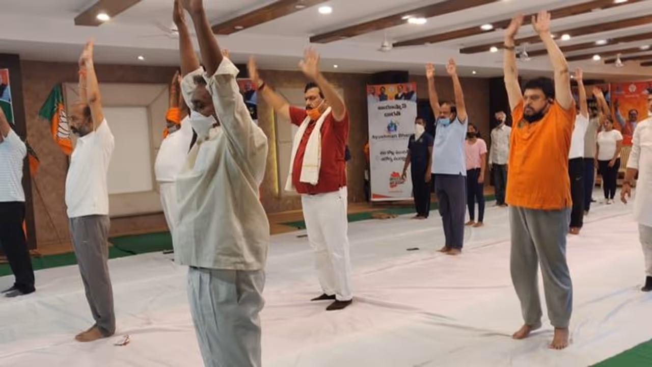 6 feet distance, Aarogya Setu, visors compulsory for gyms, yoga institutes: Govt issued guidelines 6 feet distance, Aarogya Setu, visors compulsory for gyms, yoga institutes: Govt issued guidelines