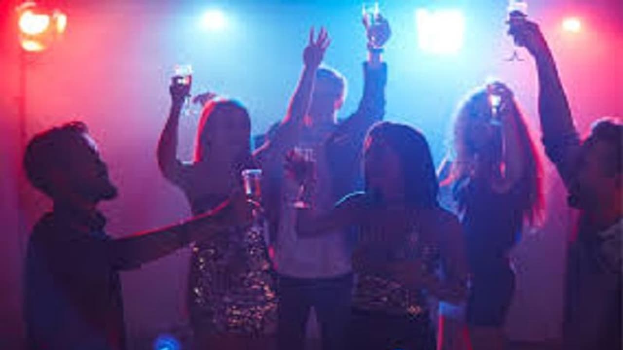 ಪಾರ್ಟಿ ಮೇಲೆ ದಾಳಿ: ಮೋಜು ಮಸ್ತಿ ಮಾಡುತ್ತಿದ್ದ 6 ಯುವತಿಯರು, 19 ಯುವಕರು ಅರೆಸ್ಟ್ ಪಾರ್ಟಿ ಮೇಲೆ ದಾಳಿ: ಮೋಜು ಮಸ್ತಿ ಮಾಡುತ್ತಿದ್ದ 6 ಯುವತಿಯರು, 19 ಯುವಕರು ಅರೆಸ್ಟ್