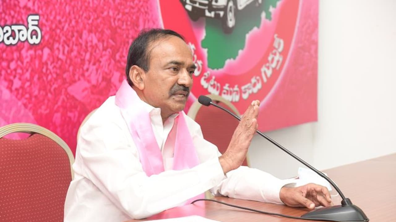 ఈటెలతో మాజీ ఎమ్మెల్సీ రాములు నాయక్ భేటీ: రెండు గంటలు చర్చలు ఈటెలతో మాజీ ఎమ్మెల్సీ రాములు నాయక్ భేటీ: రెండు గంటలు చర్చలు
