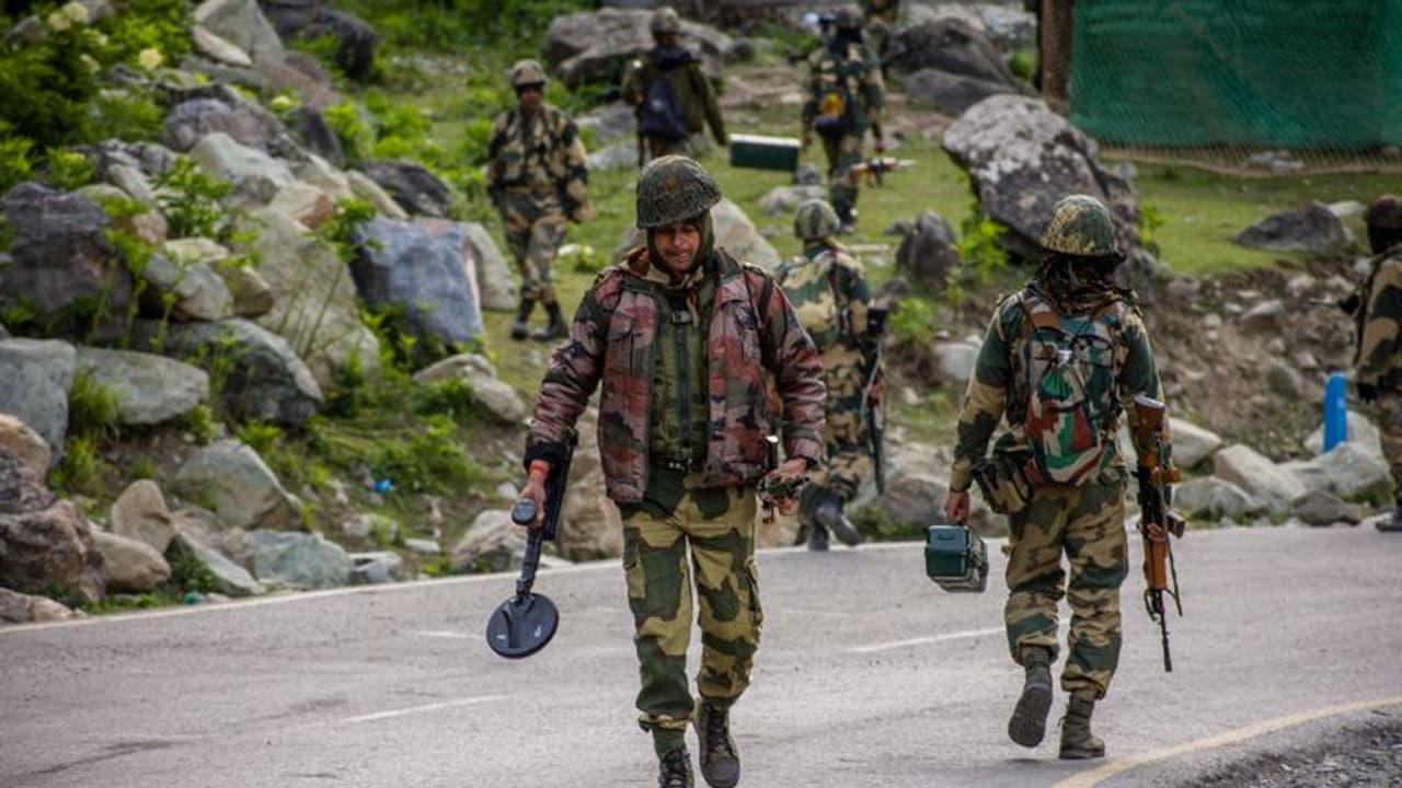 ಗಡಿಯಲ್ಲಿ ಮತ್ತೆ ಪಾಕಿಸ್ತಾನ ದಾಳಿ: ಯೋಧ ಹುತಾತ್ಮ! ಗಡಿಯಲ್ಲಿ ಮತ್ತೆ ಪಾಕಿಸ್ತಾನ ದಾಳಿ: ಯೋಧ ಹುತಾತ್ಮ!