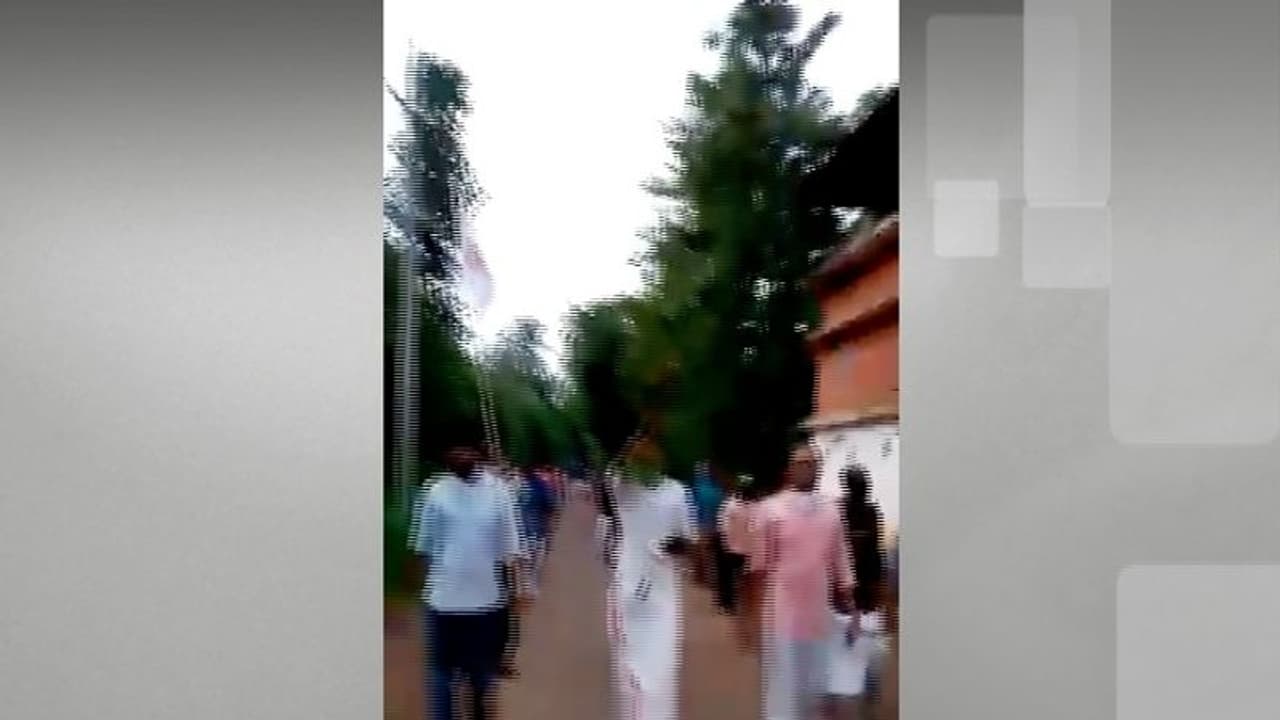 'ഷുക്കൂറിനെ കൊന്ന പൊന്നരിവാൾ അറബി കടലിൽ എറിഞ്ഞിട്ടില്ല'; മലപ്പുറത്ത് കൊലവിളി മുദ്രാവാക്യങ്ങളുമായി ഡിവൈഎഫ്ഐ 'ഷുക്കൂറിനെ കൊന്ന പൊന്നരിവാൾ അറബി കടലിൽ എറിഞ്ഞിട്ടില്ല'; മലപ്പുറത്ത് കൊലവിളി മുദ്രാവാക്യങ്ങളുമായി ഡിവൈഎഫ്ഐ