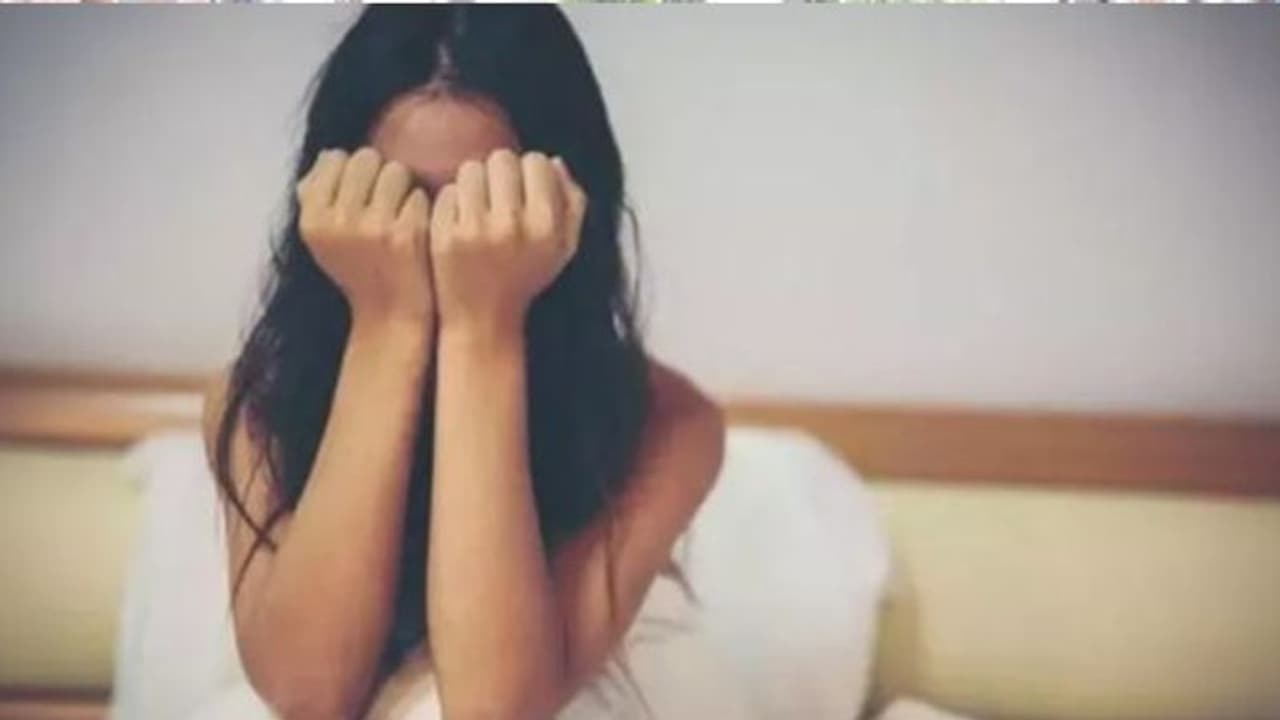 Minor girl sits on strike in front of boyfriend’s house as he refuses to marry her Minor girl sits on strike in front of boyfriend’s house as he refuses to marry her