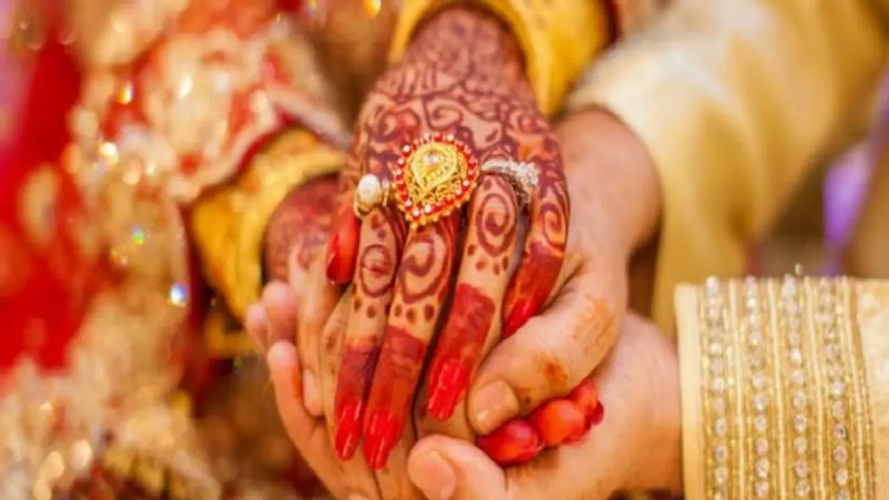 സിന്ദൂരം തൊടാന് വിസമ്മതിച്ച ഭാര്യയില് നിന്ന് ഭര്ത്താവിന് വിവാഹമോചനം നല്കി ഹൈക്കോടതി സിന്ദൂരം തൊടാന് വിസമ്മതിച്ച ഭാര്യയില് നിന്ന് ഭര്ത്താവിന് വിവാഹമോചനം നല്കി ഹൈക്കോടതി