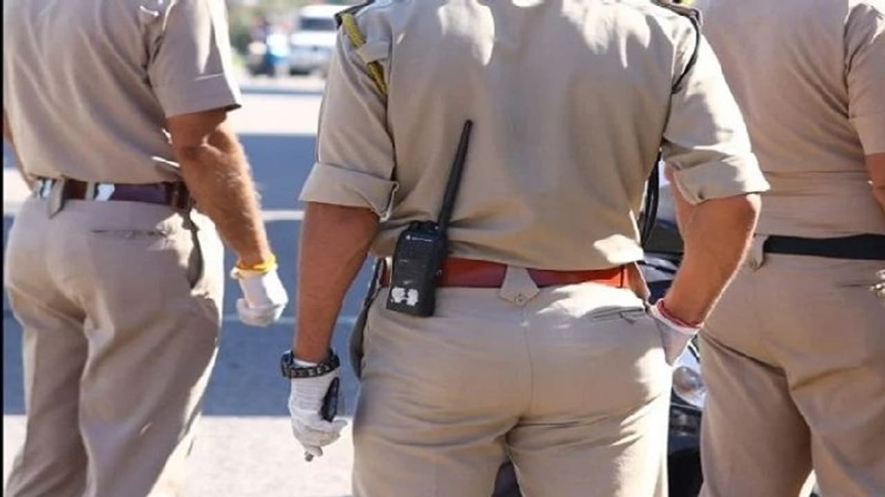 నీ కూతుర్ని నా ఇంటికి పంపిస్తేనే....: పొందూరు ఎస్సై ఫోన్ సంభాషణ లీక్ నీ కూతుర్ని నా ఇంటికి పంపిస్తేనే....: పొందూరు ఎస్సై ఫోన్ సంభాషణ లీక్