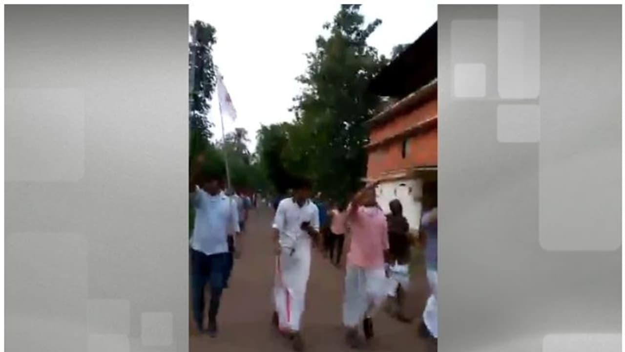 'ഷുക്കൂറിനെ കൊന്ന പൊന്നരിവാൾ'; ഡിവൈഎഫ്ഐയുടെ കൊലവിളി പ്രകടനം; പൊലീസ് കേസെടുത്തു