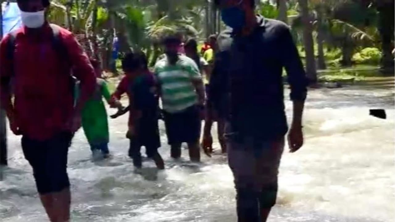 ഏങ്ങണ്ടിയൂരിലെ തീരമേഖലയിൽ കടൽക്ഷോഭം ശക്തമായി തുടരുന്നു; ഇരുപതോളം വീടുകൾ ഭീഷണിയിൽ ഏങ്ങണ്ടിയൂരിലെ തീരമേഖലയിൽ കടൽക്ഷോഭം ശക്തമായി തുടരുന്നു; ഇരുപതോളം വീടുകൾ ഭീഷണിയിൽ