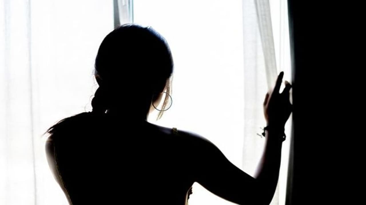 పెళ్లైన వ్యక్తితో యువతి సంబంధం.. ఇంట్లో తెలియడంతో..