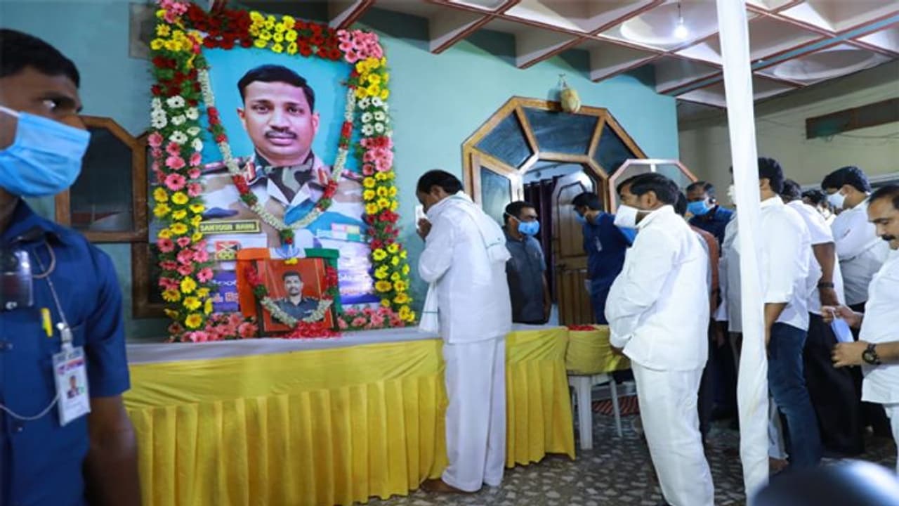 సంతోష్ కుటుంబానికి సీఎం కేసీఆర్ పరామర్శ: ఉద్యోగం, ఇంటి స్థలం, రూ. 5 కోట్ల చెక్ అందజేత సంతోష్ కుటుంబానికి సీఎం కేసీఆర్ పరామర్శ: ఉద్యోగం, ఇంటి స్థలం, రూ. 5 కోట్ల చెక్ అందజేత