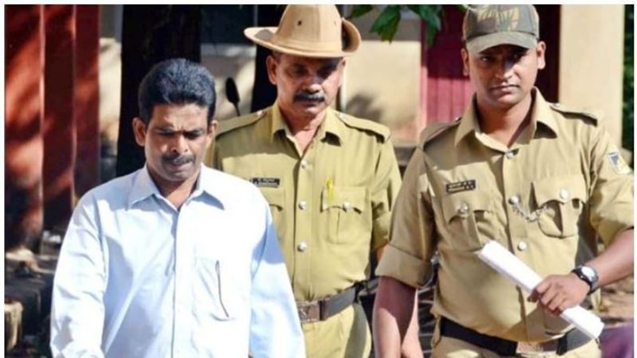 മലയാളി യുവതിയെ കൊന്ന കേസിലെ വിധിയും വന്നു, 'സയനൈഡ്' മോഹന് ഇത് ആറാമത്തെ വധശിക്ഷ മലയാളി യുവതിയെ കൊന്ന കേസിലെ വിധിയും വന്നു, 'സയനൈഡ്' മോഹന് ഇത് ആറാമത്തെ വധശിക്ഷ