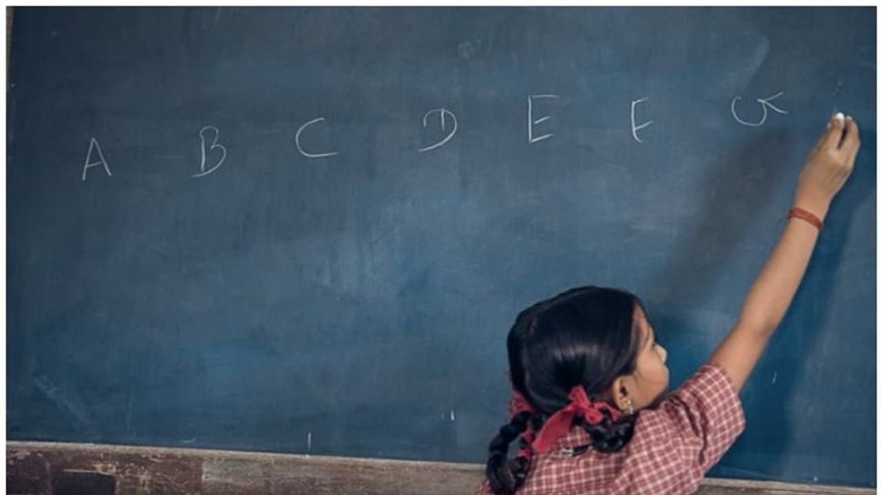 തീരദേശ മേഖലയിലെ 56 സർക്കാർ സ്കൂളുകൾക്ക് 65 കോടിയുടെ പശ്ചാത്തല സൗകര്യവികസന പദ്ധതി തീരദേശ മേഖലയിലെ 56 സർക്കാർ സ്കൂളുകൾക്ക് 65 കോടിയുടെ പശ്ചാത്തല സൗകര്യവികസന പദ്ധതി