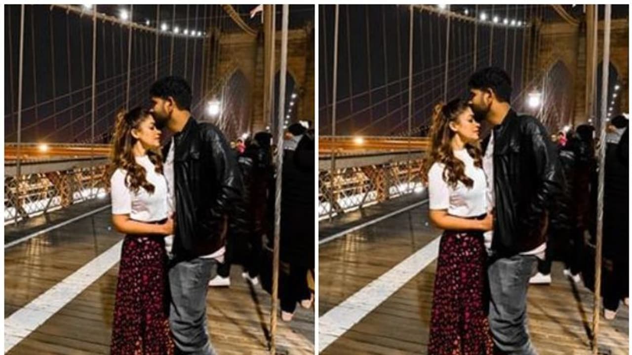 നയൻതാരയുടെ നെറുകയില് ചുംബിച്ച് വിഘ്നേശ് ശിവൻ നയൻതാരയുടെ നെറുകയില് ചുംബിച്ച് വിഘ്നേശ് ശിവൻ