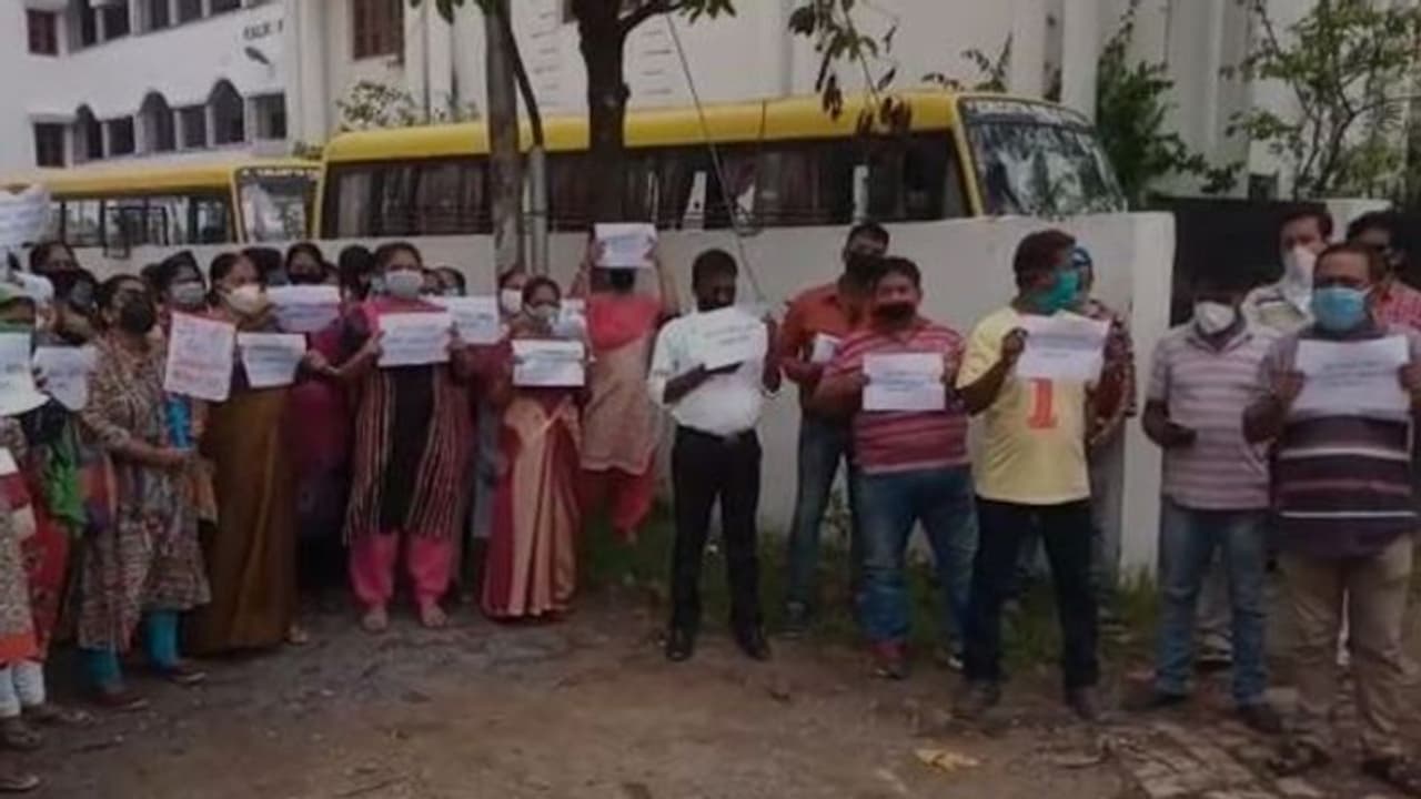 ফি নিয়ে ফের বিক্ষোভ কালিকাপুরে, প্রতিবাদে সামিল ক্যালকাটা পাবলিক স্কুলের অভিভাবকরা ফি নিয়ে ফের বিক্ষোভ কালিকাপুরে, প্রতিবাদে সামিল ক্যালকাটা পাবলিক স্কুলের অভিভাবকরা