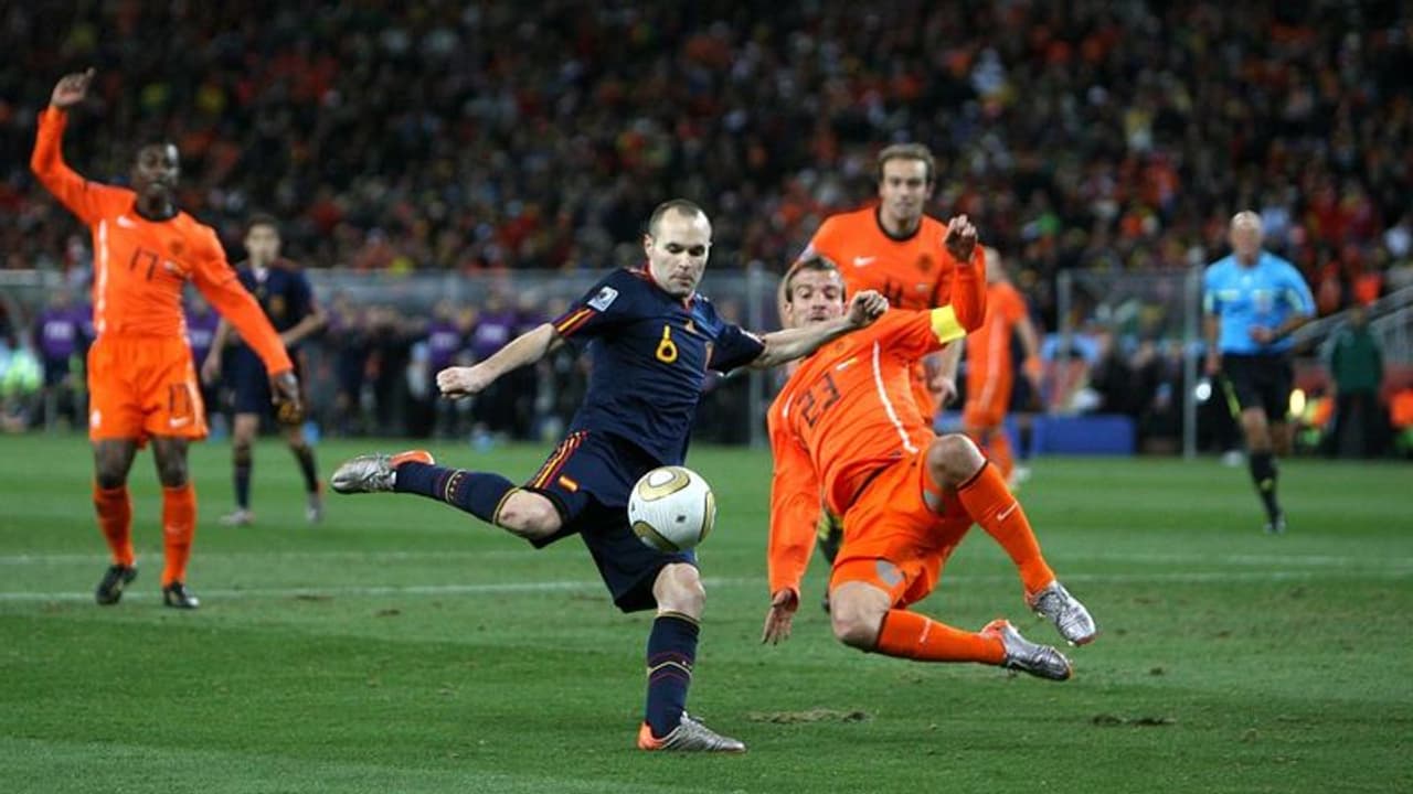 ലോകകപ്പ് നേട്ടം ആഘോഷിക്കാന് ഇനിയേസ്റ്റയുടെ നഗ്നപ്രതിമ; വിവാദമായപ്പോള് തുണിയിടീപ്പിച്ച് തടിതപ്പി ലോകകപ്പ് നേട്ടം ആഘോഷിക്കാന് ഇനിയേസ്റ്റയുടെ നഗ്നപ്രതിമ; വിവാദമായപ്പോള് തുണിയിടീപ്പിച്ച് തടിതപ്പി