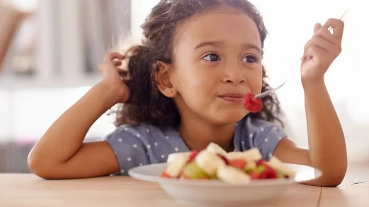 കുട്ടികള്‍ക്ക് 'എന്തെങ്കിലും' കഴിക്കാന്‍ കൊടുക്കല്ലേ; ഇതാ അറിയേണ്ട അഞ്ച് കാര്യങ്ങള്‍...