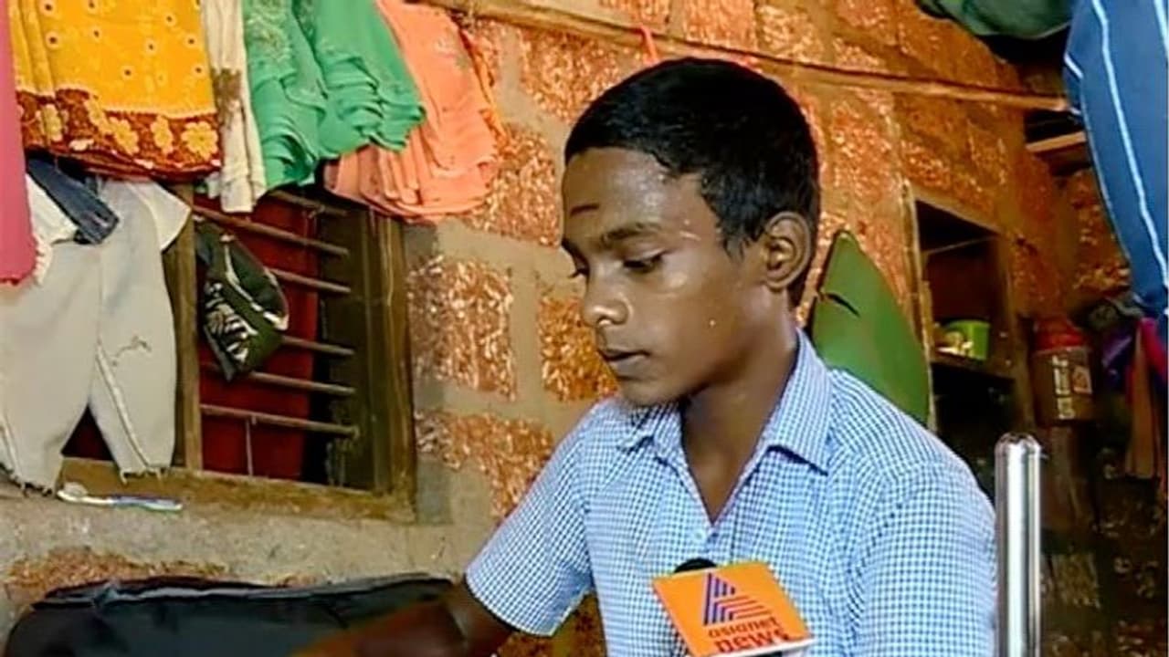 വൈദ്യുതി പോസ്റ്റ് സ്ഥാപിച്ചിട്ട് പത്ത് വർഷം; കുട്ടികളുടെ പഠനം പോലും ഇപ്പോഴും ഇരുട്ടിൽ വൈദ്യുതി പോസ്റ്റ് സ്ഥാപിച്ചിട്ട് പത്ത് വർഷം; കുട്ടികളുടെ പഠനം പോലും ഇപ്പോഴും ഇരുട്ടിൽ