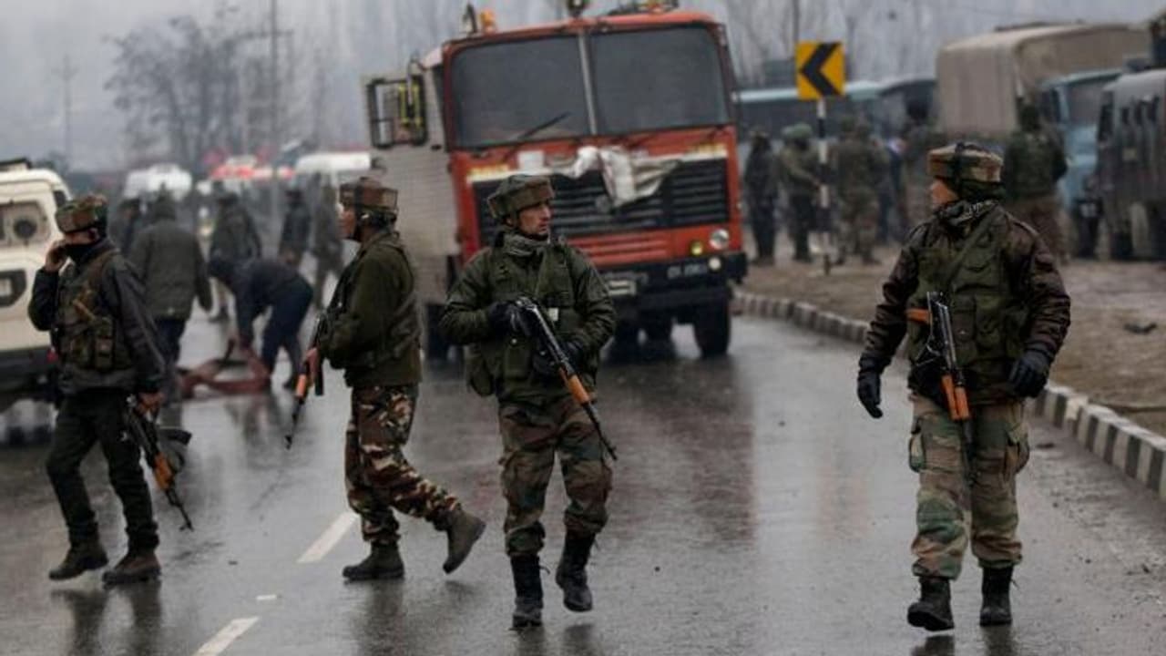 জঙ্গি হামলায় নিহত জওয়ান ও ৫ বছরের শিশু নিহত, আবারও রক্তাক্ত হল ভূস্বর্গের মাটি জঙ্গি হামলায় নিহত জওয়ান ও ৫ বছরের শিশু নিহত, আবারও রক্তাক্ত হল ভূস্বর্গের মাটি