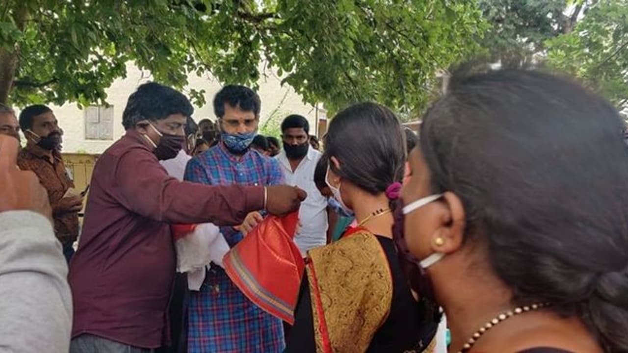 ಕೊರೋನಾ ವಾರಿಯರ್ಸ್ ಕಾರ್ಯ ಶ್ಲಾಘನೀಯ: ಸಚಿವ ಸಿ.ಟಿ. ರವಿ ಕೊರೋನಾ ವಾರಿಯರ್ಸ್ ಕಾರ್ಯ ಶ್ಲಾಘನೀಯ: ಸಚಿವ ಸಿ.ಟಿ. ರವಿ