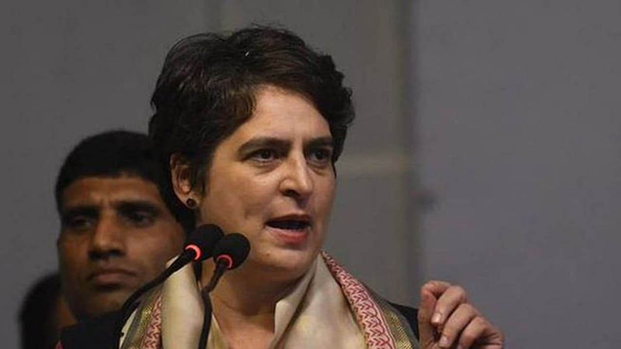 आगरा डीएम ने प्रियंका गांधी को भेजा नोटिस, कहा आपने गलत ट्वीट कर फैलाया भ्रम आगरा डीएम ने प्रियंका गांधी को भेजा नोटिस, कहा आपने गलत ट्वीट कर फैलाया भ्रम