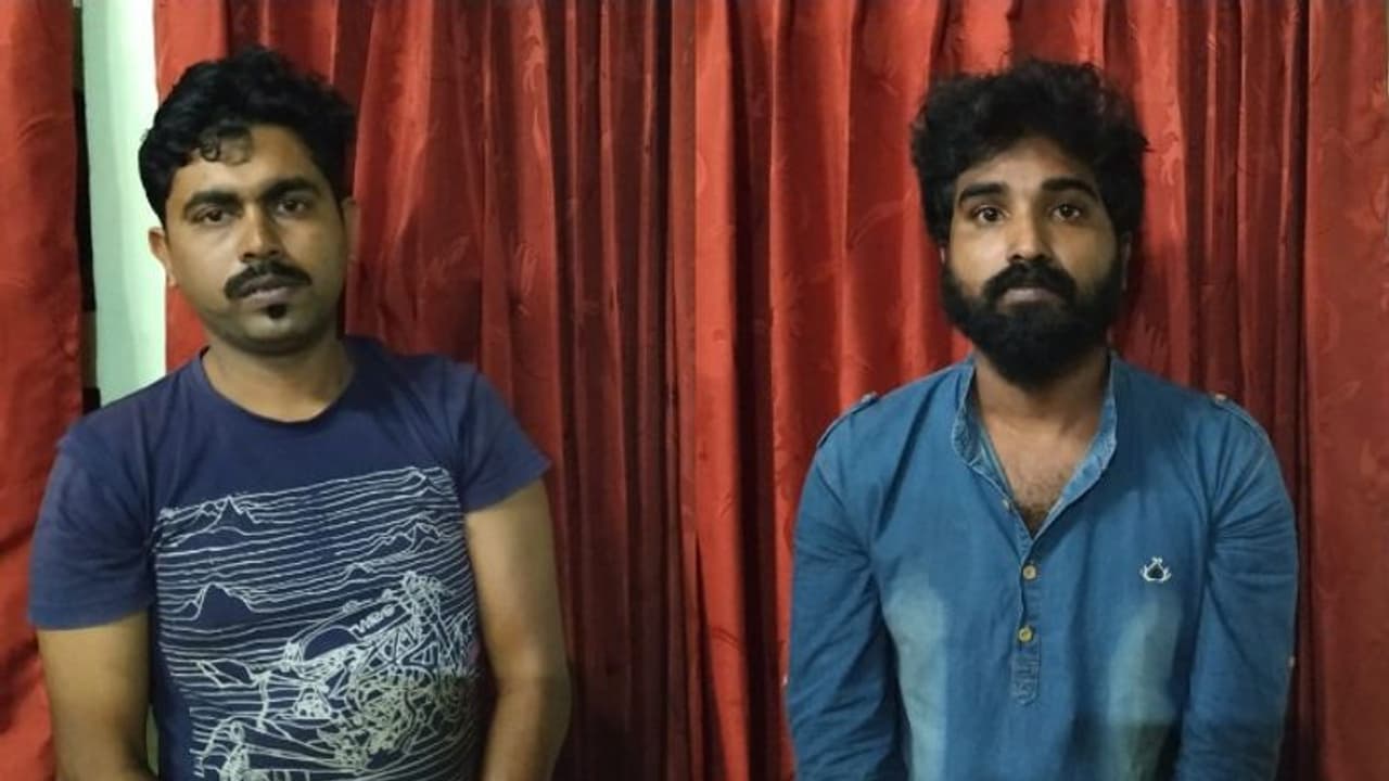 കോഴിക്കോട് ജില്ലയിൽ 52 കിലോ കഞ്ചാവുമായി യുവാക്കൾ അറസ്റ്റിൽ കോഴിക്കോട് ജില്ലയിൽ 52 കിലോ കഞ്ചാവുമായി യുവാക്കൾ അറസ്റ്റിൽ