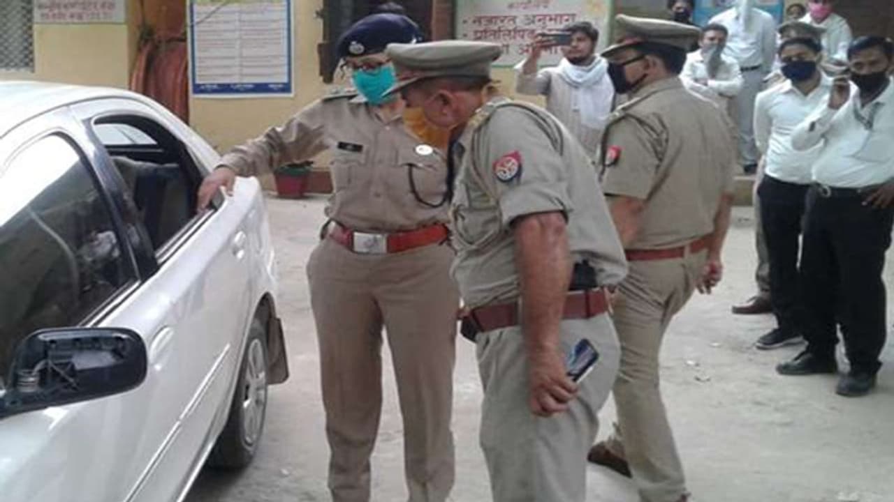 न्यायाधीश की कार पर पथराव के बाद हड़कंप, बदमाशों की तलाश में जिले की सीमा सील न्यायाधीश की कार पर पथराव के बाद हड़कंप, बदमाशों की तलाश में जिले की सीमा सील