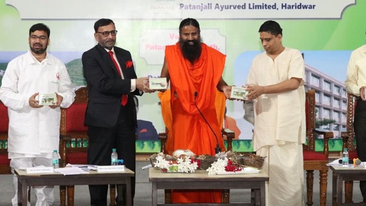 कोरोना की दवा बन गई! बाबा रामदेव ने कहा, 7 दिन में 100% लोग ठीक हुए, डेथ रेट 0% होने का दावा कोरोना की दवा बन गई! बाबा रामदेव ने कहा, 7 दिन में 100% लोग ठीक हुए, डेथ रेट 0% होने का दावा