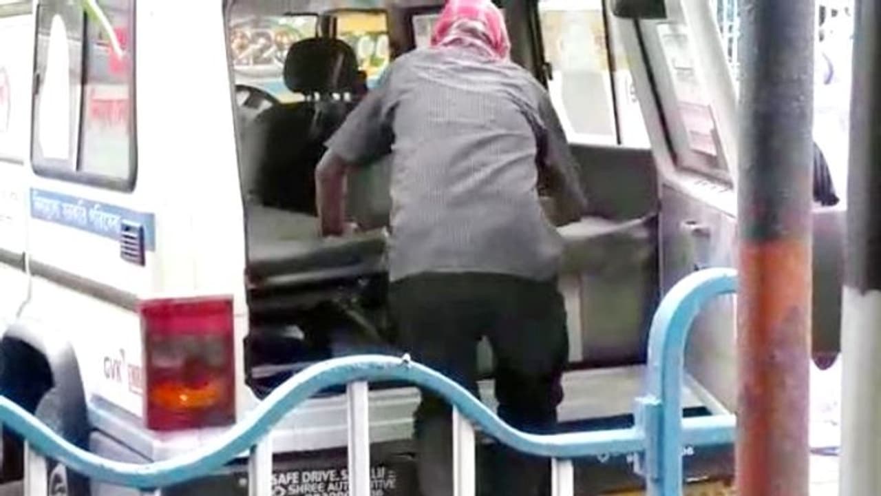 থানায় ঢুকে রোগী বলল আমি করোনা পজিটিভ, আতঙ্কে অফিস ছেড়ে রাস্তায় পুলিশ থানায় ঢুকে রোগী বলল আমি করোনা পজিটিভ, আতঙ্কে অফিস ছেড়ে রাস্তায় পুলিশ