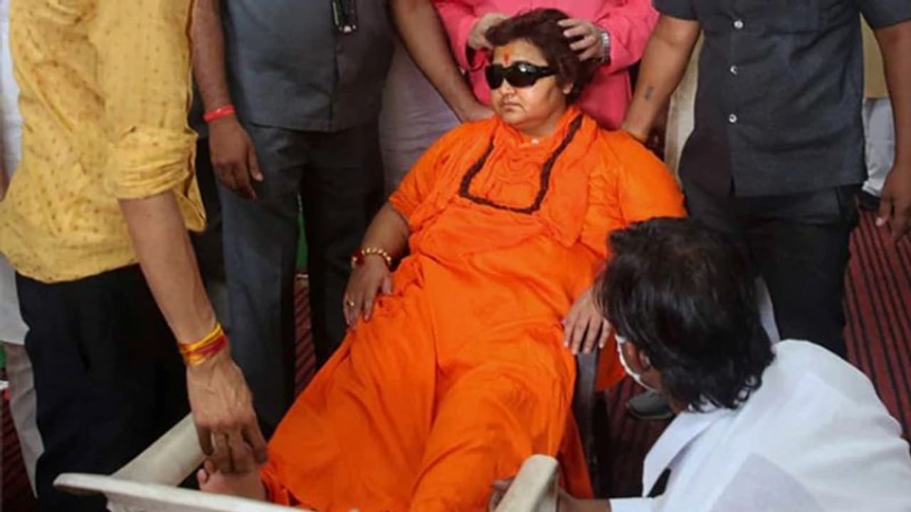 ബിജെപി എംപി പ്രഗ്യാസിംഗ് താക്കൂര് കുഴഞ്ഞുവീണു, സംഭവം പാര്ട്ടി പരിപാടിക്കിടെ ബിജെപി എംപി പ്രഗ്യാസിംഗ് താക്കൂര് കുഴഞ്ഞുവീണു, സംഭവം പാര്ട്ടി പരിപാടിക്കിടെ