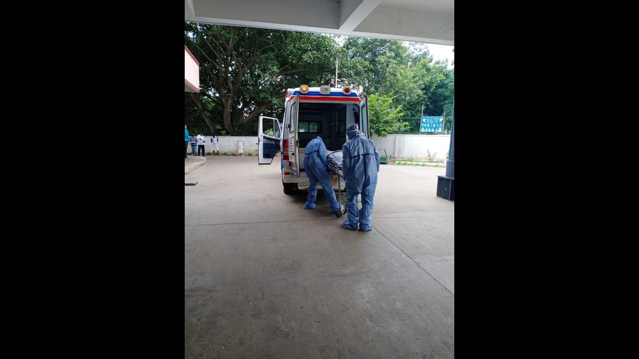 BBMP ಅಧಿಕಾರಿಗೇ ಆ್ಯಂಬುಲೆನ್ಸ್ ಇಲ್ಲ: ಬೈಕಲ್ಲಿ ಆಸ್ಪತ್ರೆಗೆ ಹೋದ ಸೋಂಕಿತ ಇನ್ಸ್ಪೆಕ್ಟರ್ BBMP ಅಧಿಕಾರಿಗೇ ಆ್ಯಂಬುಲೆನ್ಸ್ ಇಲ್ಲ: ಬೈಕಲ್ಲಿ ಆಸ್ಪತ್ರೆಗೆ ಹೋದ ಸೋಂಕಿತ ಇನ್ಸ್ಪೆಕ್ಟರ್