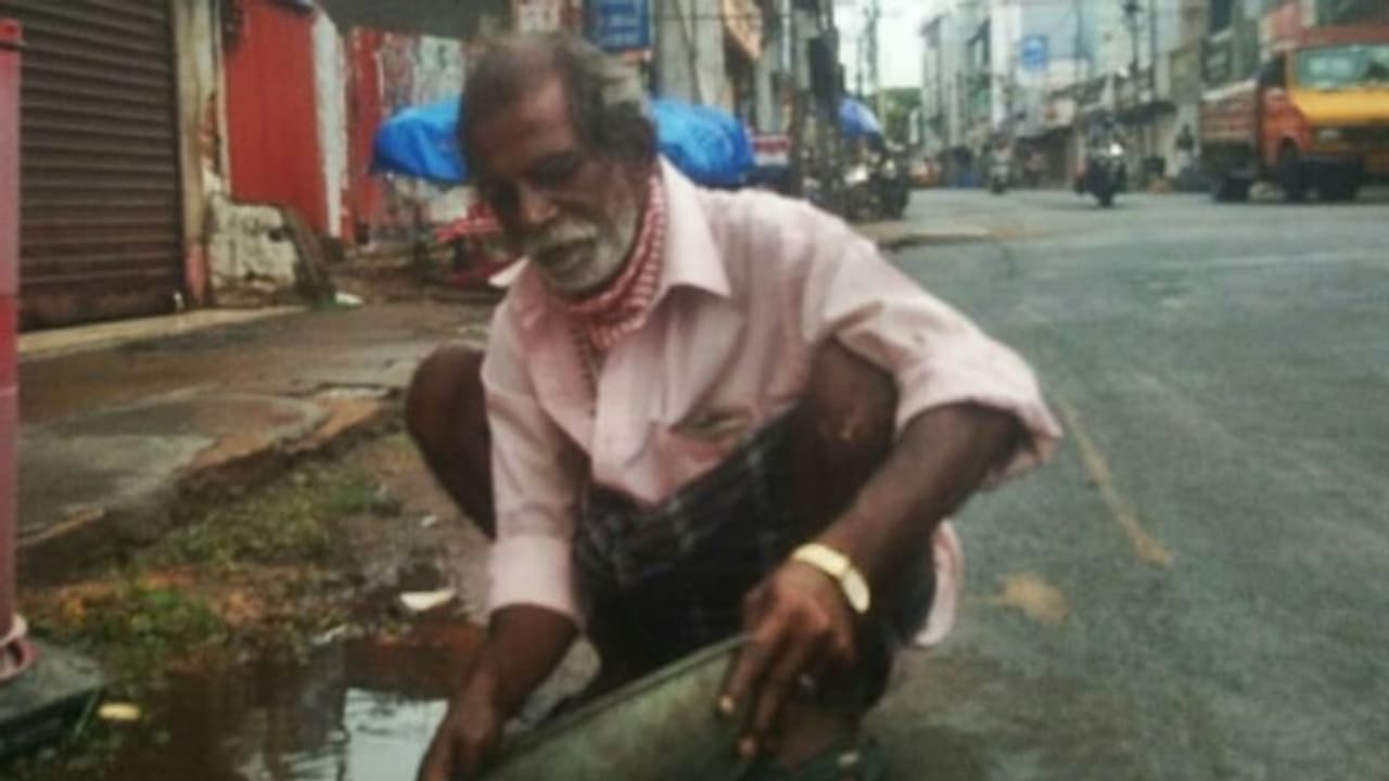 ഉപജീവനത്തിനായി സ്വർണ്ണത്തരികൾ തിരഞ്ഞ് വേണുവിന്റെ ജീവിതം ഉപജീവനത്തിനായി സ്വർണ്ണത്തരികൾ തിരഞ്ഞ് വേണുവിന്റെ ജീവിതം