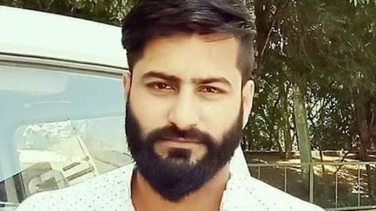 कश्मीर : 7 दिन से लापता स्कॉलर बना आतंकी, हिजबुल मुजाहिदीन में शामिल हुआ, मां को भी नहीं पता कश्मीर : 7 दिन से लापता स्कॉलर बना आतंकी, हिजबुल मुजाहिदीन में शामिल हुआ, मां को भी नहीं पता