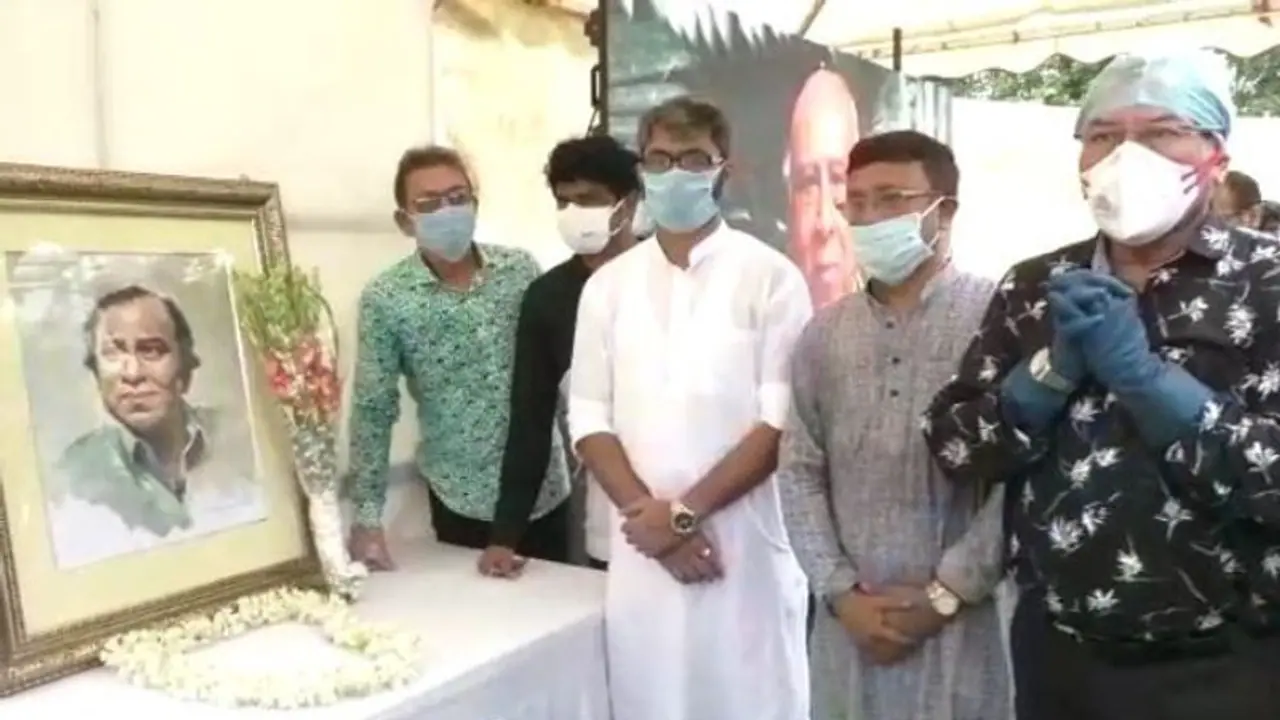 শ্রদ্ধার সঙ্গে পালিত হল প্রয়াত পিকে বন্দ্য়োপাধ্য়ায়ের ৮৪ তম জন্মদিন শ্রদ্ধার সঙ্গে পালিত হল প্রয়াত পিকে বন্দ্য়োপাধ্য়ায়ের ৮৪ তম জন্মদিন