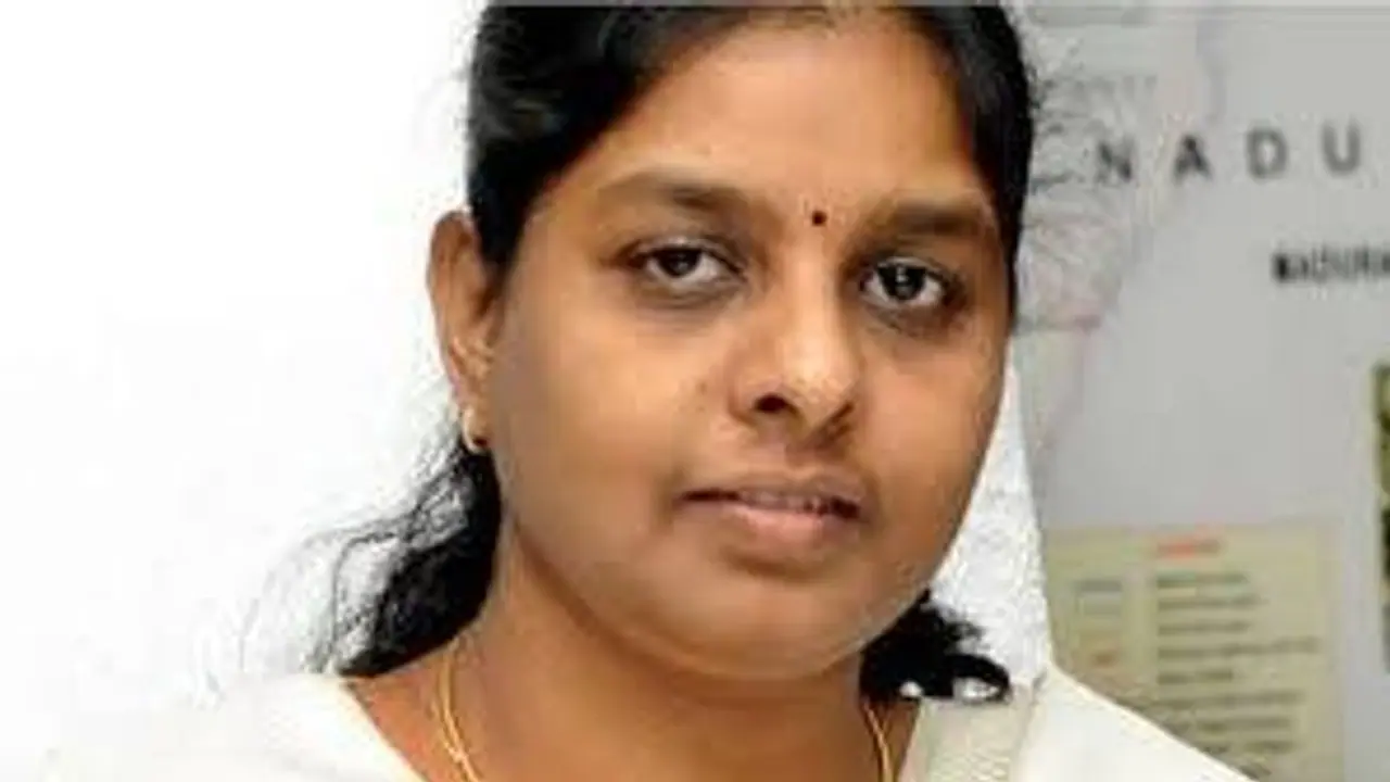 தேனி மாவட்டத்தில் நாளை முதல் முழு ஊரடங்கு..! அதிரடி உத்தரவு போட்ட மாவட்ட ஆட்சியர்! தேனி மாவட்டத்தில் நாளை முதல் முழு ஊரடங்கு..! அதிரடி உத்தரவு போட்ட மாவட்ட ஆட்சியர்!