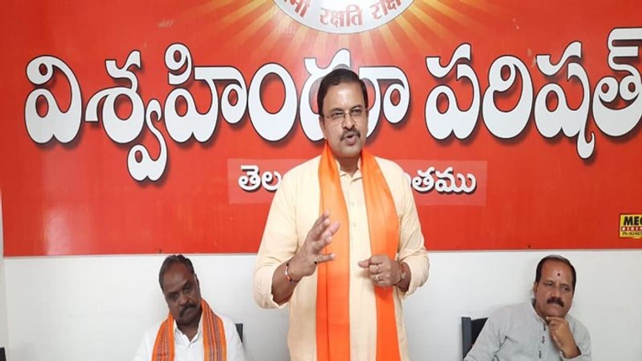 విహెచ్ పీ కార్యాలయంలో జేడీ లక్ష్మినారాయణ: అడుగులు అటు వైపేనా? విహెచ్ పీ కార్యాలయంలో జేడీ లక్ష్మినారాయణ: అడుగులు అటు వైపేనా?