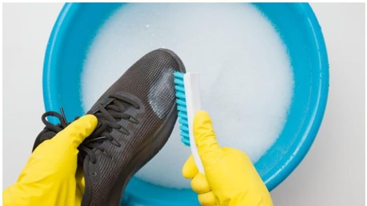 കൊവിഡ് 19: ഷൂസോ ചെരുപ്പോ വൃത്തിയാക്കുമ്പോൾ നിർബന്ധമായി ശ്രദ്ധിക്കേണ്ട മൂന്ന് കാര്യങ്ങൾ