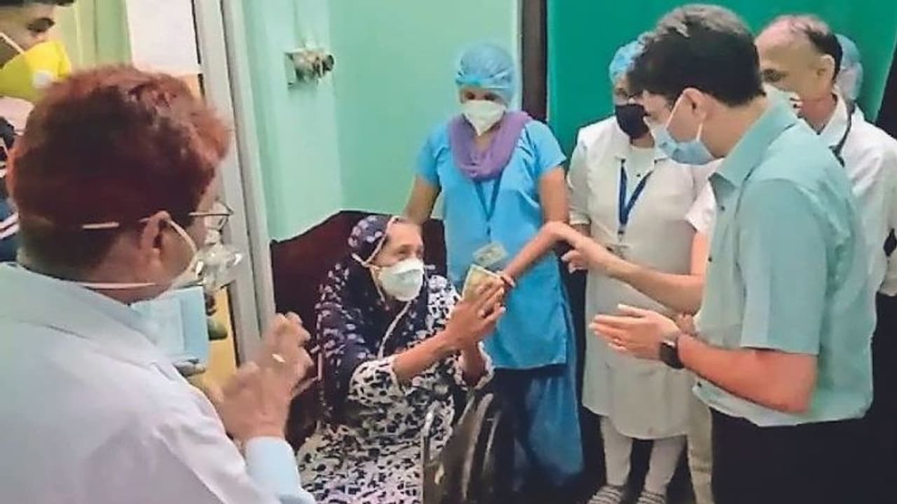 कोरोना की जंग जीती तो रोने लगी बुजुर्ग महिला, कलेक्टर को 500 रु. देने पर अड़ी, कहा आपने मुझे बचा लिया कोरोना की जंग जीती तो रोने लगी बुजुर्ग महिला, कलेक्टर को 500 रु. देने पर अड़ी, कहा आपने मुझे बचा लिया