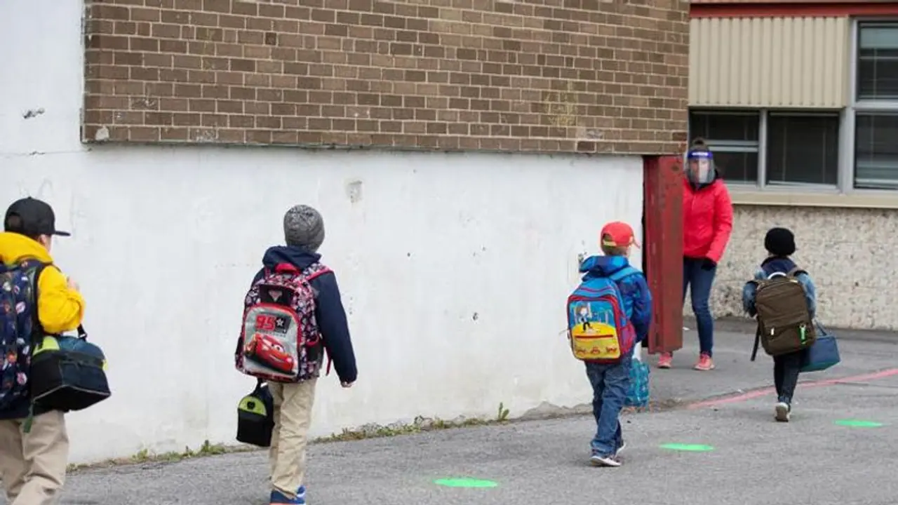 ಮಕ್ಕಳನ್ನು ಮಸೀದಿಗೆ ಕರೆದೊಯದ್ದು ಧಾರ್ಮಿಕ ಆಚರಣೆ ಮಾಡಿಸಿದ ಶಿಕ್ಷಕ! ಮಕ್ಕಳನ್ನು ಮಸೀದಿಗೆ ಕರೆದೊಯದ್ದು ಧಾರ್ಮಿಕ ಆಚರಣೆ ಮಾಡಿಸಿದ ಶಿಕ್ಷಕ!