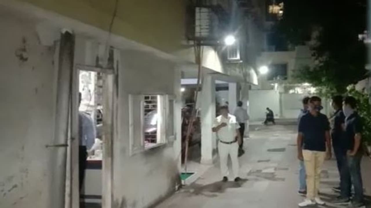 ফুলবাগান কাণ্ডে নয়া মোড়, খুনের আগে রিভলবার নিয়ে রীতিমত পড়াশোনা করেন অমিত ফুলবাগান কাণ্ডে নয়া মোড়, খুনের আগে রিভলবার নিয়ে রীতিমত পড়াশোনা করেন অমিত