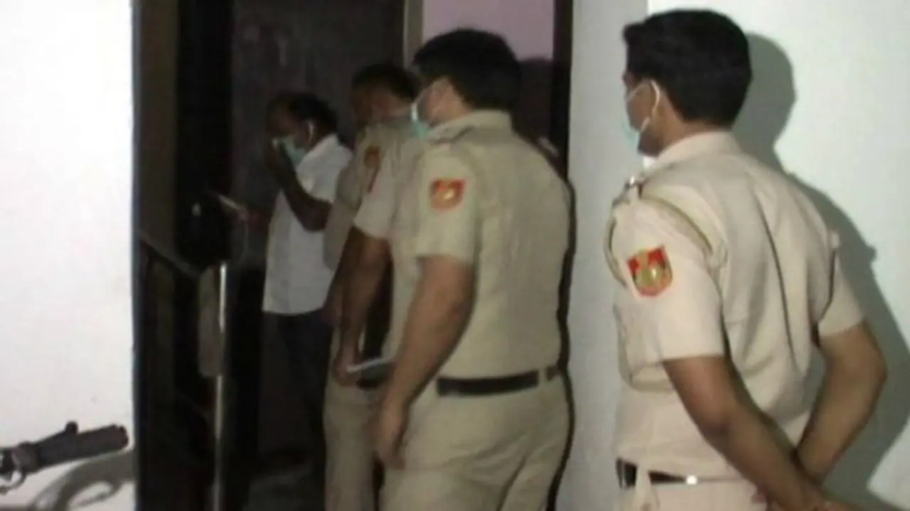 दिल दहलाने वाला सीन: फ्रिज के अंदर बिना कपडों के मिली महिला की लाश, रहस्यमयी मौत से पुलिस भी हैरान दिल दहलाने वाला सीन: फ्रिज के अंदर बिना कपडों के मिली महिला की लाश, रहस्यमयी मौत से पुलिस भी हैरान