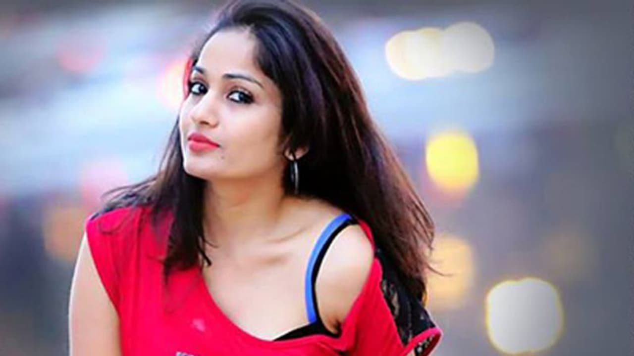 போதை மருந்து இல்லாத திரைப்பட விருந்தே இல்லை... பகீர் கிளப்பிய விஷால் பட நடிகை! போதை மருந்து இல்லாத திரைப்பட விருந்தே இல்லை... பகீர் கிளப்பிய விஷால் பட நடிகை!