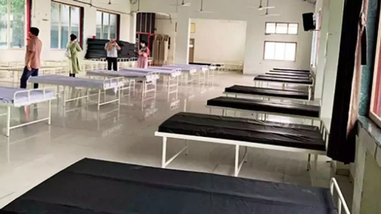 ಕೊರೋನಾ ಕಾಟ: ಅರ್ಧದಷ್ಟು ಹಾಸಿಗೆ ನೀಡಲು ಖಾಸಗಿ ಆಸ್ಪತ್ರೆಗಳ ಸಮ್ಮತಿ ಕೊರೋನಾ ಕಾಟ: ಅರ್ಧದಷ್ಟು ಹಾಸಿಗೆ ನೀಡಲು ಖಾಸಗಿ ಆಸ್ಪತ್ರೆಗಳ ಸಮ್ಮತಿ