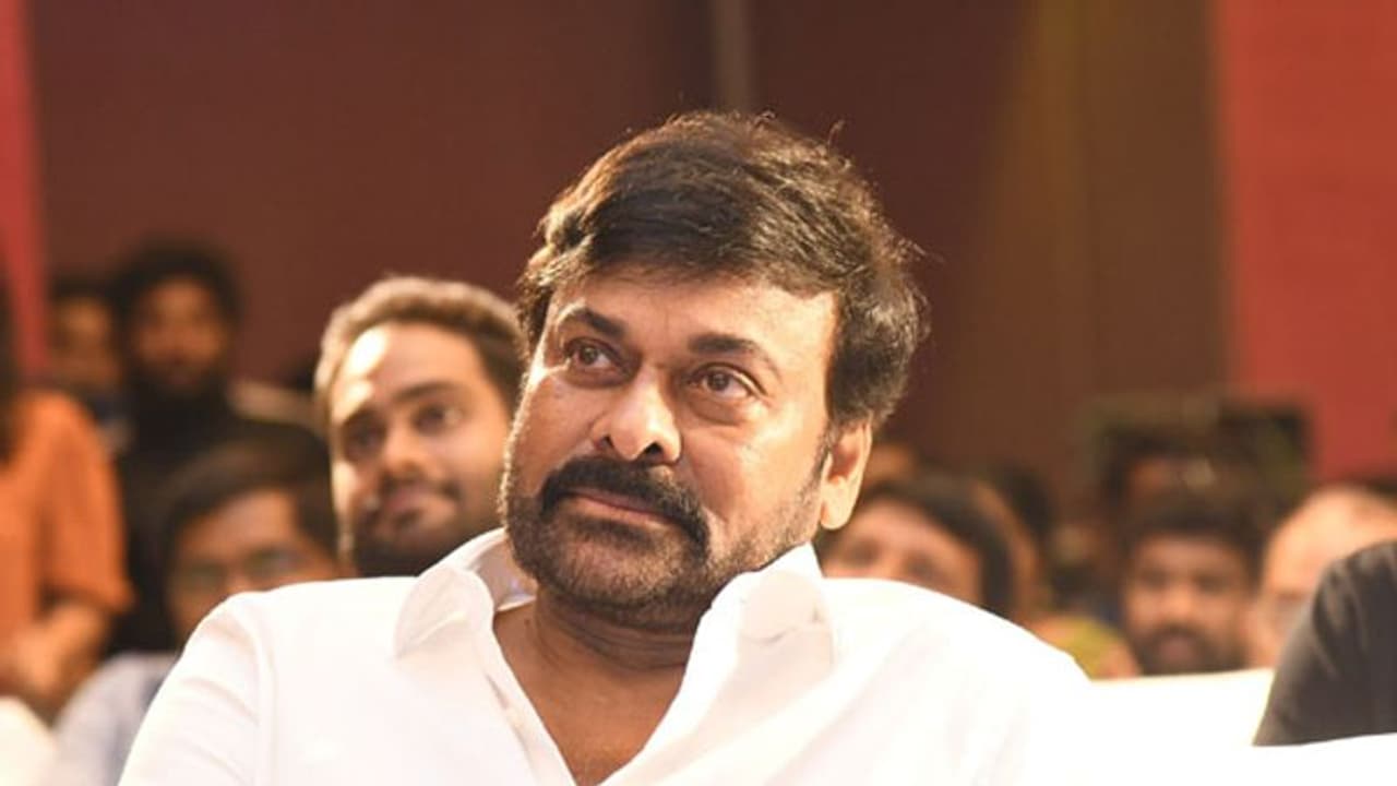 చిరు డెసిషన్, వద్దంటూ...ఫ్యాన్స్ రిక్వెస్ట్! చిరు డెసిషన్, వద్దంటూ...ఫ్యాన్స్ రిక్వెస్ట్!